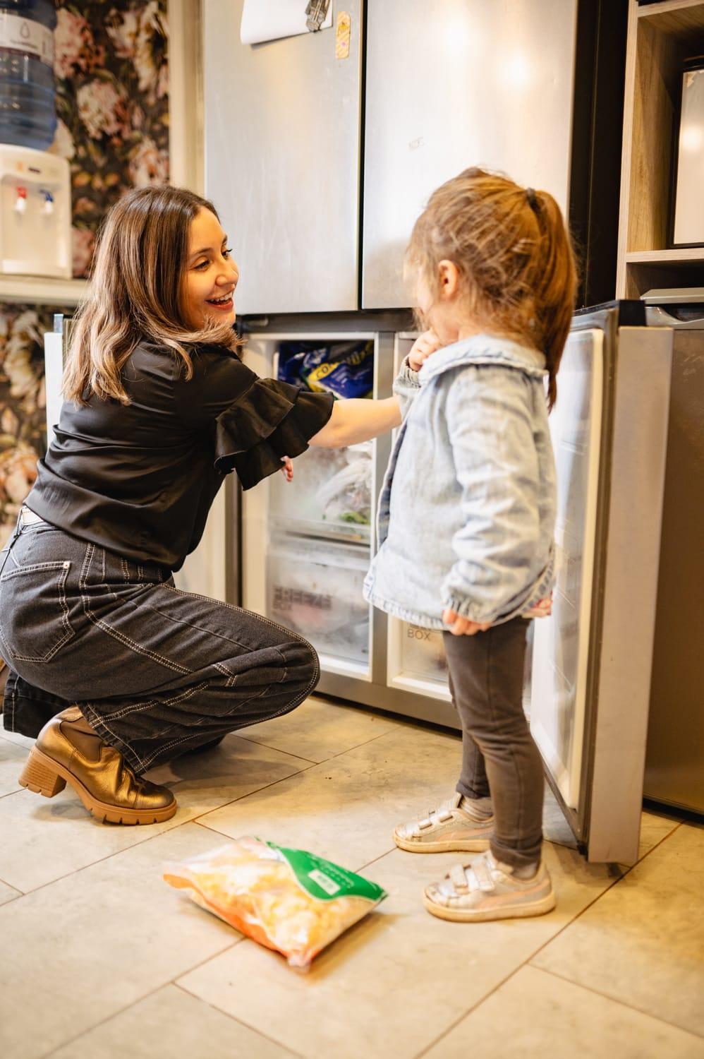 Acompañamiento a una niña en la cocina del hogar
